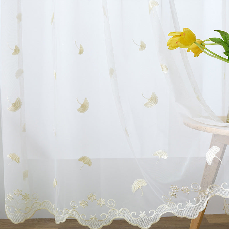 Transparenter Gardinenvorhang aus feinem Tüll mit bestickten Gingko‑Blättern und geschwungenem Spitzenabschluss Karnz