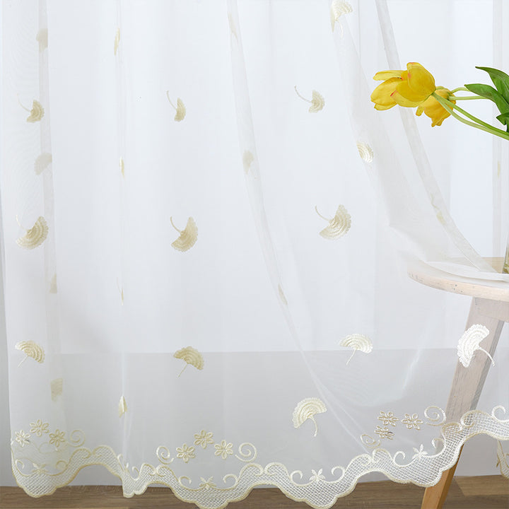 Transparenter Gardinenvorhang aus feinem Tüll mit bestickten Gingko‑Blättern und geschwungenem Spitzenabschluss Karnz