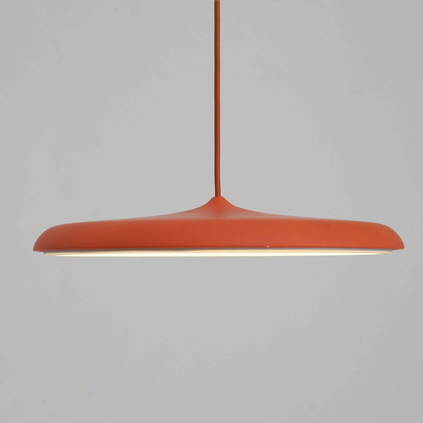 Hängelampe mit schlichter Form für moderne Interieurs
