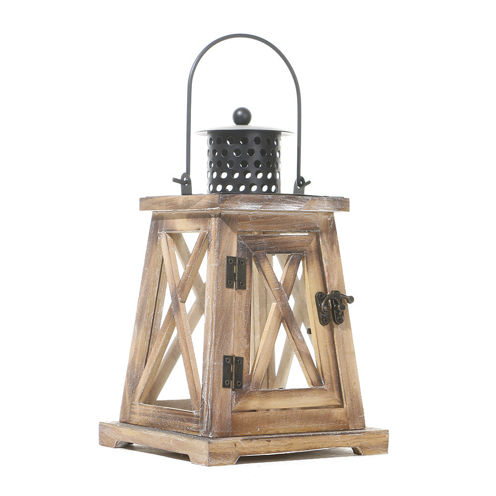 Abgeplatzte Holz-Glas-Kerzenlaterne mit perforiertem Metalloberteil und Vintage-Verschluss Karnz