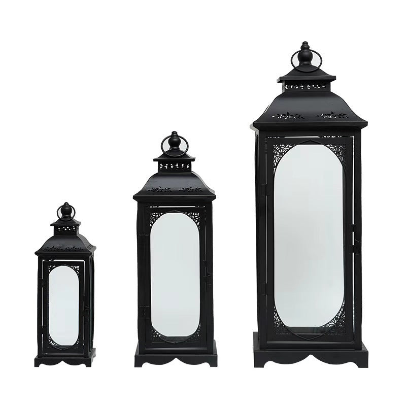 Dekoratives Metall-Glas-Laternen-Set mit gewölbten, paneelierten Fenstern und filigranem oberen Teil Karnz