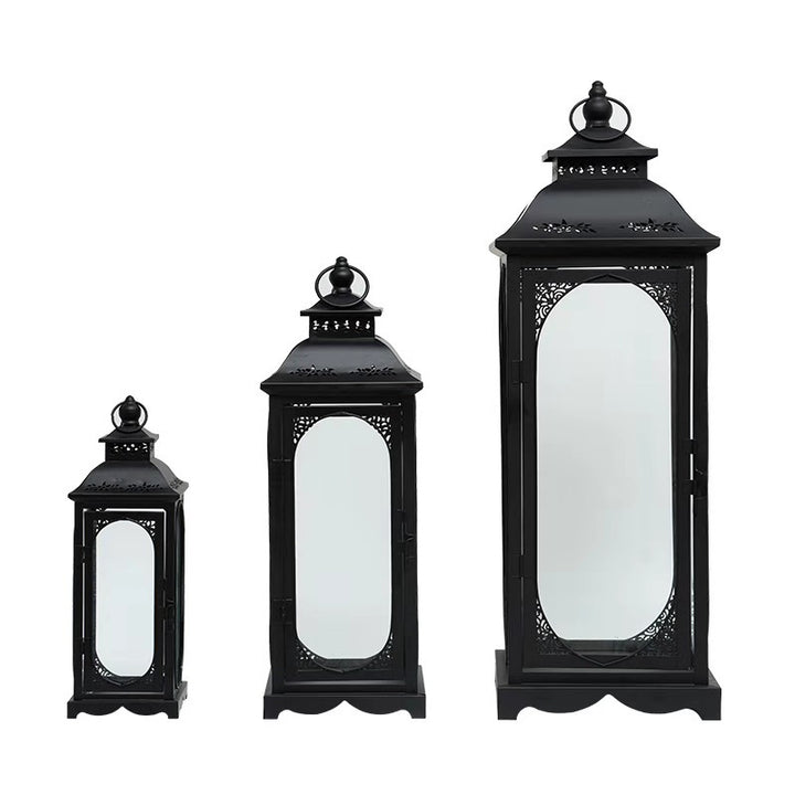 Dekoratives Metall-Glas-Laternen-Set mit gewölbten, paneelierten Fenstern und filigranem oberen Teil Karnz