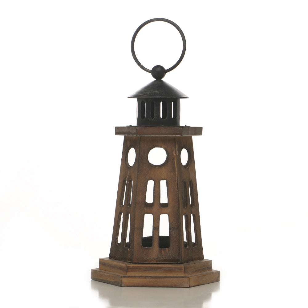 Sechseckige Holztopf-Laterne im Leuchtturm-Stil mit ausgeschnittenen Fenstern und Metalldach Karnz