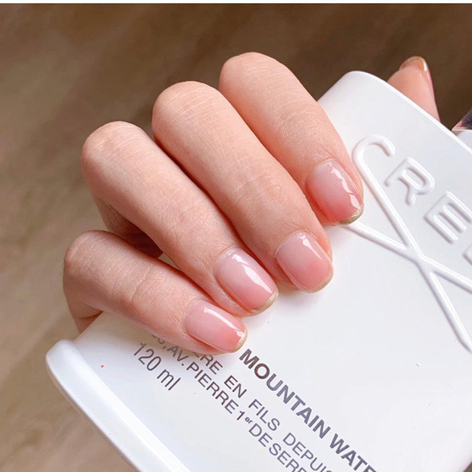 Kunstnägel mit Glitzerakzenten und natürlichem Finish Karnz