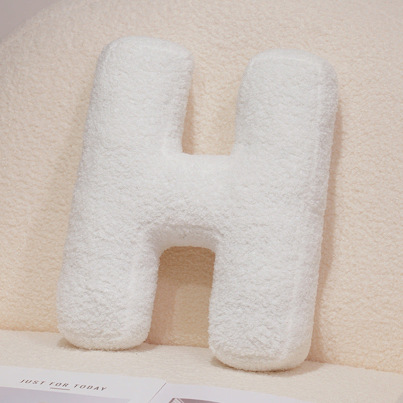 Plüsch-Kuschelkissen mit Buchstaben- und Herzmotiven