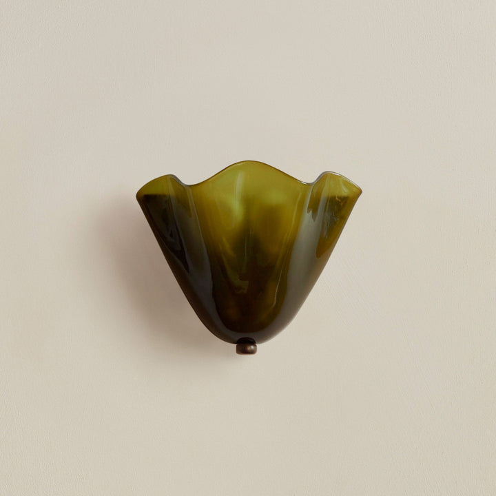 Karnz | Retro Wandleuchte aus farbigem Glas im rockförmigen Schalenmuster