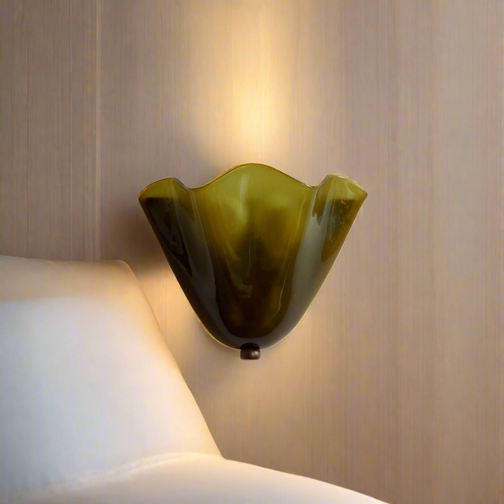 Karnz | Retro Wandleuchte aus farbigem Glas im rockförmigen Schalenmuster