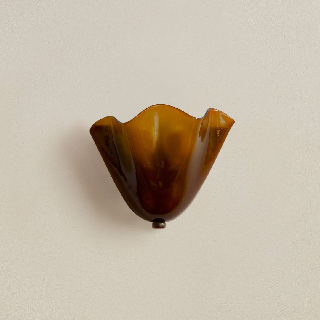 Karnz | Retro Wandleuchte aus farbigem Glas im rockförmigen Schalenmuster