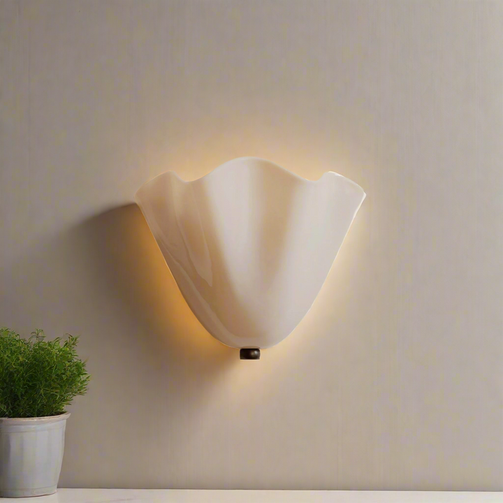 Karnz | Retro Wandleuchte aus farbigem Glas im rockförmigen Schalenmuster