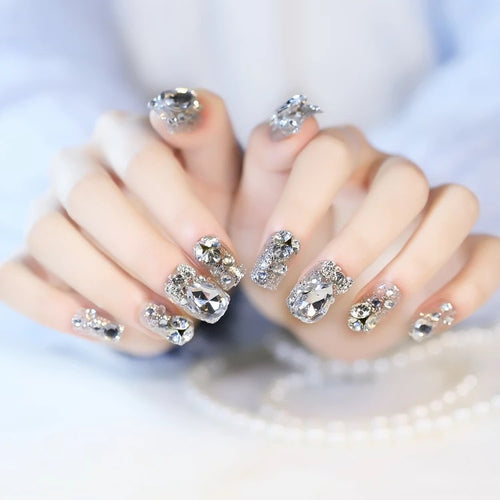 Kunstnägel mit glamourösem Strass- und Glitzerdesign Karnz