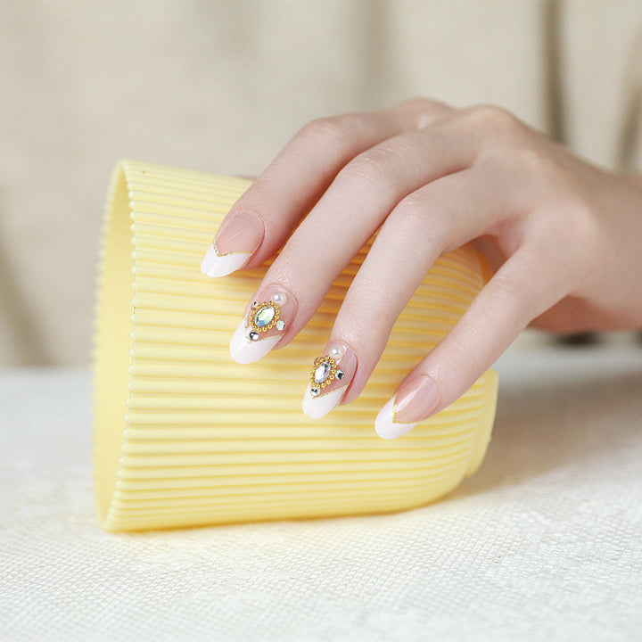 Dekoratives Press-On Nail Set mit eleganten Akzenten