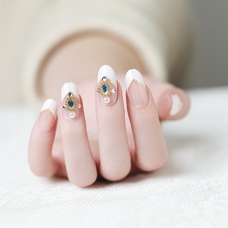 Dekoratives Press-On Nail Set mit eleganten Akzenten