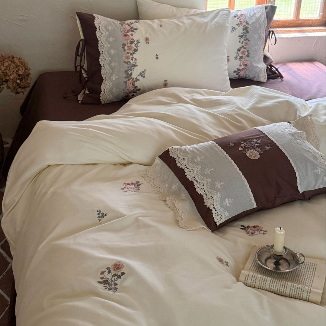 Elegantes Baumwoll-Bettwäscheset mit Stickerei und Schleifen