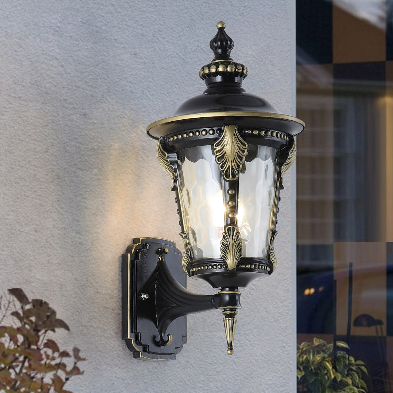 Traditionelle europäische wasserdichte viereckige spitzzylinder Aluminium Glas 1-Licht Außenwandlampe für den Garten | Karnz