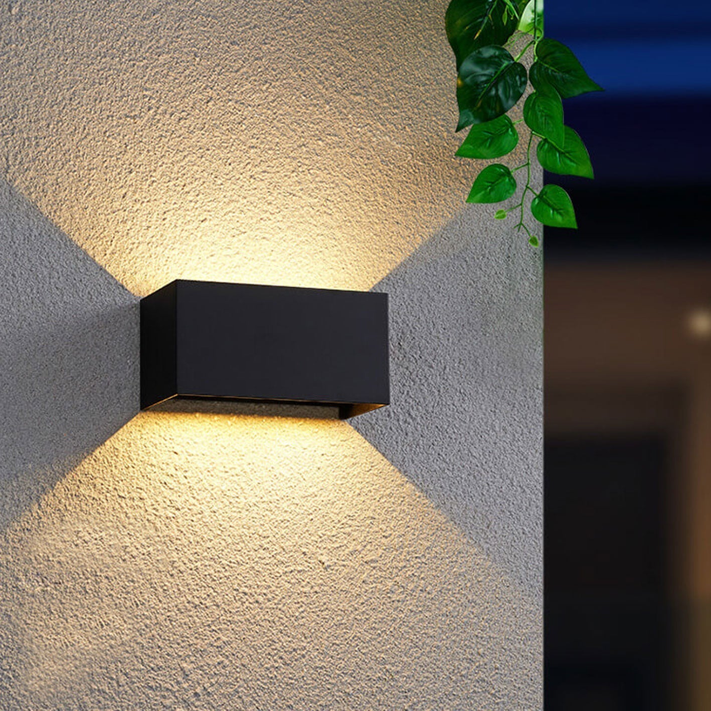 Moderne, wasserdichte, rechteckige LED-Wandleuchte für den Außenbereich mit nach oben und unten gerichteter Beleuchtung.