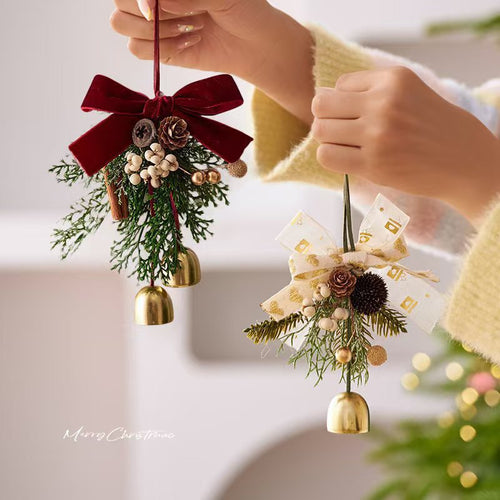 Weihnachtlicher Glocken-Anhänger mit Kranz