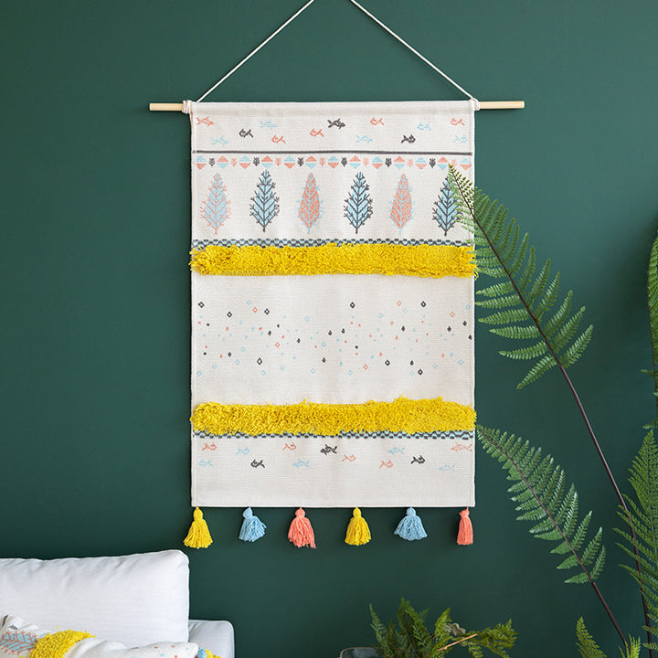 Wandteppich im Skandi‑Boho‑Stil mit Tufting‑Streifen, Quasten und Holzstab Karnz