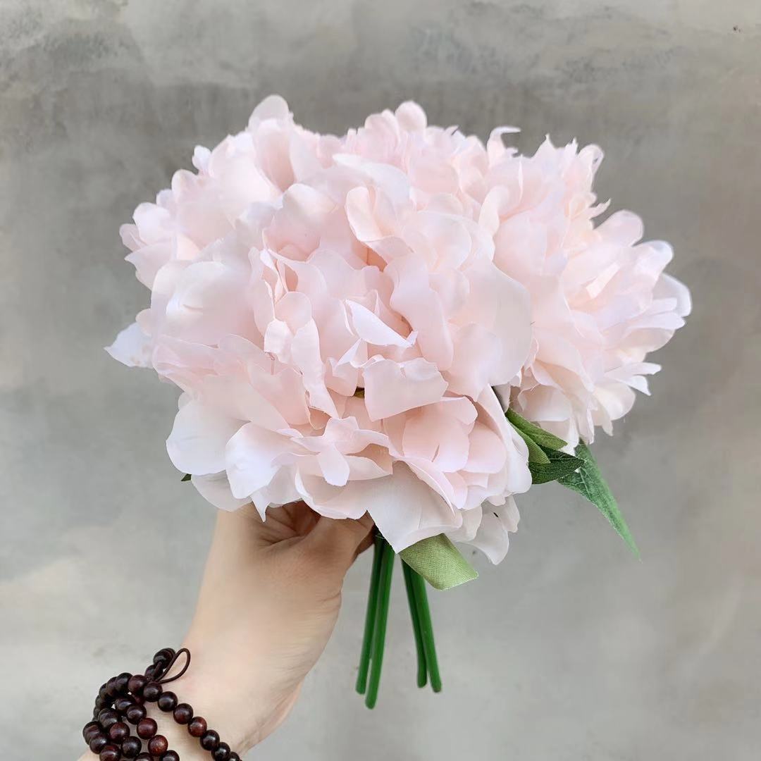 Künstlicher Blumenstrauß mit lebensechten Pfingstrosen
