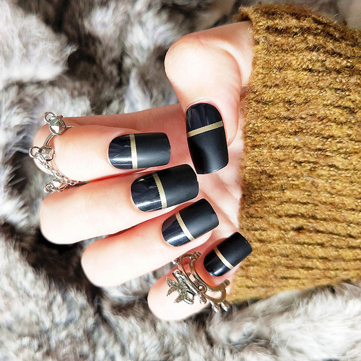 Stylisches Mattes Press-On Nagelset mit goldenen Akzenten