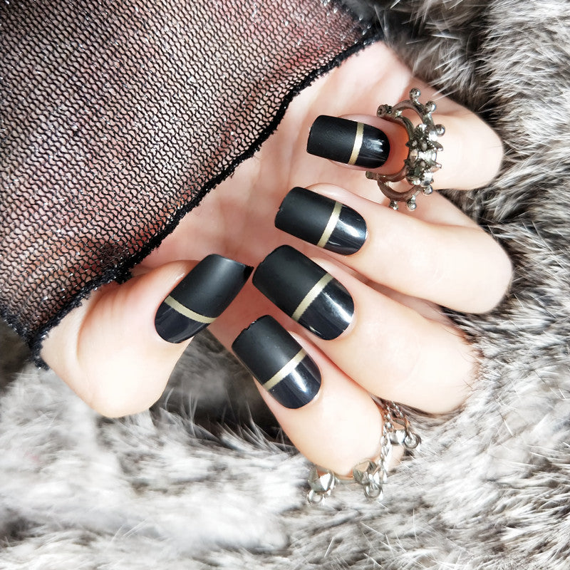 Stylisches Mattes Press-On Nagelset mit goldenen Akzenten