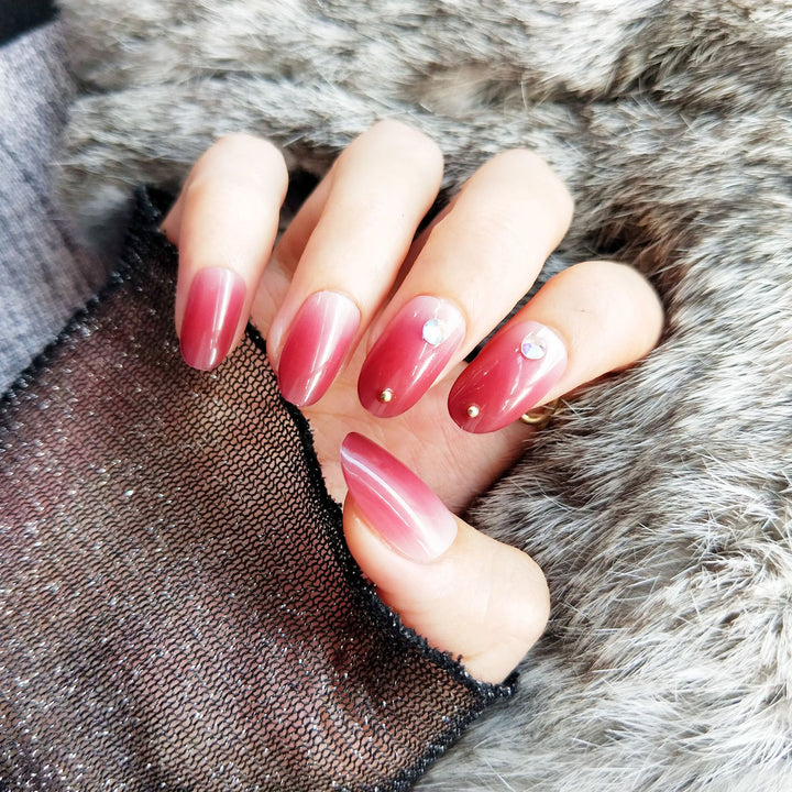 Kunstnägel mit elegantem Ombre-Effekt und Strassverzierungen Karnz