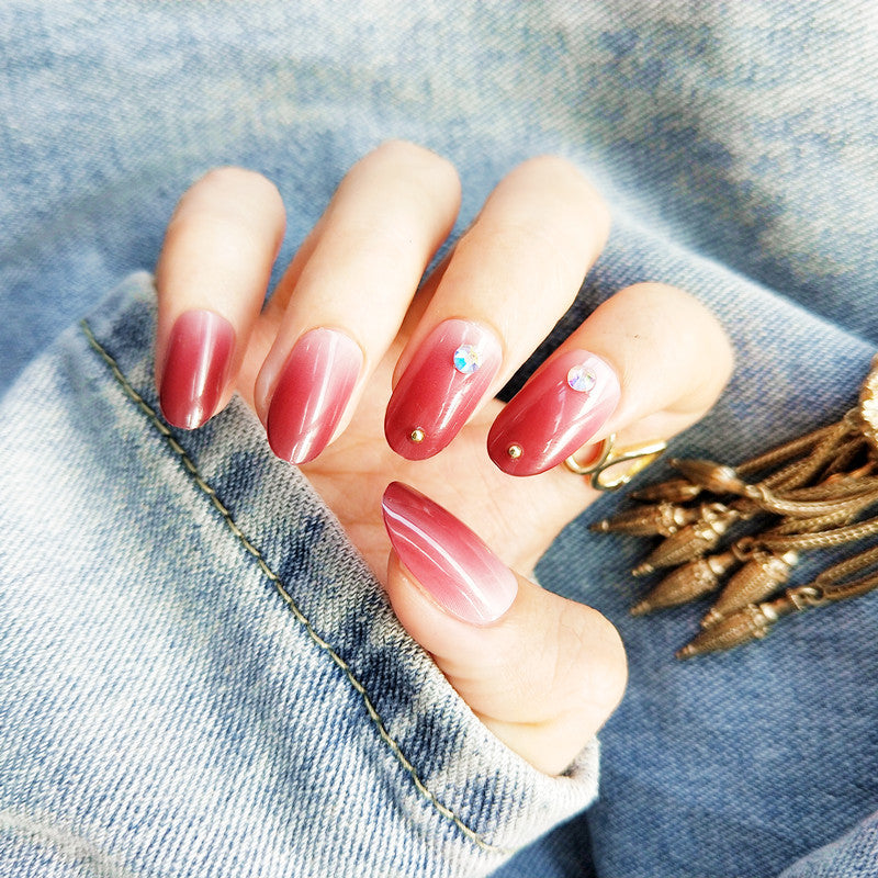 Kunstnägel mit elegantem Ombre-Effekt und Strassverzierungen Karnz