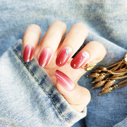 Kunstnägel mit elegantem Ombre-Effekt und Strassverzierungen Karnz