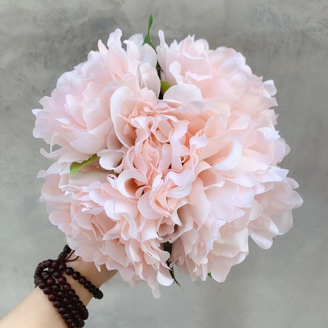 Künstlicher Blumenstrauß mit lebensechten Pfingstrosen