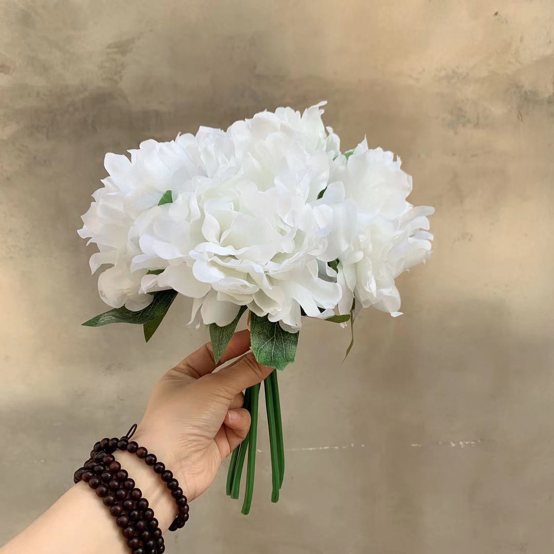 Künstlicher Blumenstrauß mit lebensechten Pfingstrosen