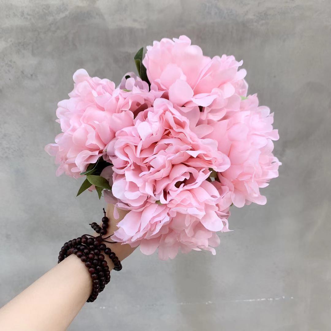 Künstlicher Blumenstrauß mit lebensechten Pfingstrosen