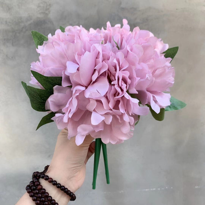 Künstlicher Blumenstrauß mit lebensechten Pfingstrosen
