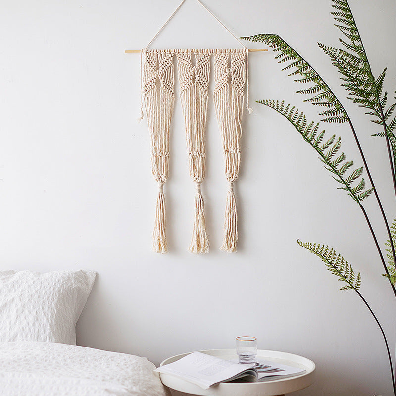 Makramee-Wandbehang mit geometrischem Dreifach-Quasten-Design und Holzstab Karnz