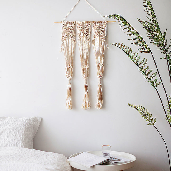 Makramee-Wandbehang mit geometrischem Dreifach-Quasten-Design und Holzstab Karnz