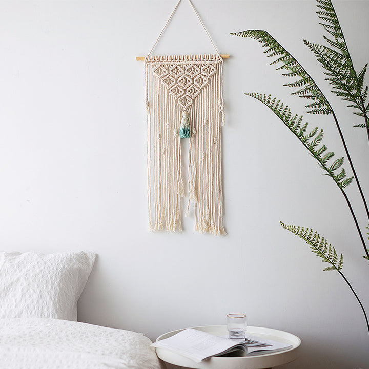 Makramee-Wandbehang mit geometrischem Dreifach-Quasten-Design und Holzstab Karnz