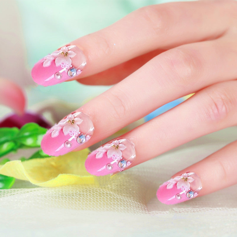 Kunstnägel mit filigranen Blumenverzierungen Karnz