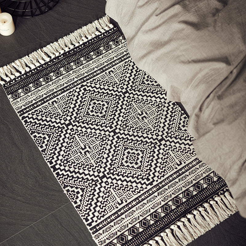 Flachgewebter Baumwollläufer im Boho‑Tribal‑Design mit geometrischen Diamantmotiven und handfransiger Kante