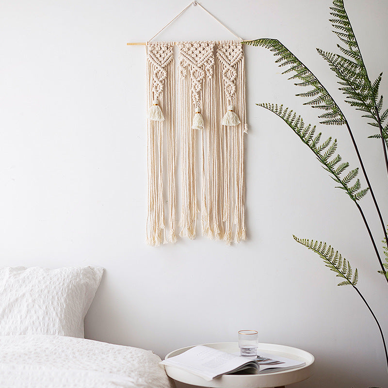 Makramee-Wandbehang mit geometrischem Dreifach-Quasten-Design und Holzstab Karnz