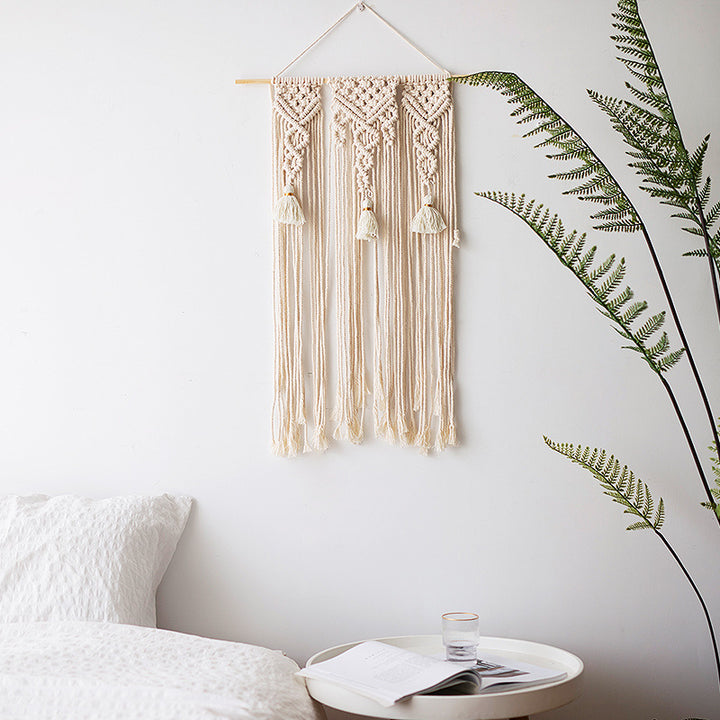Makramee-Wandbehang mit geometrischem Dreifach-Quasten-Design und Holzstab Karnz