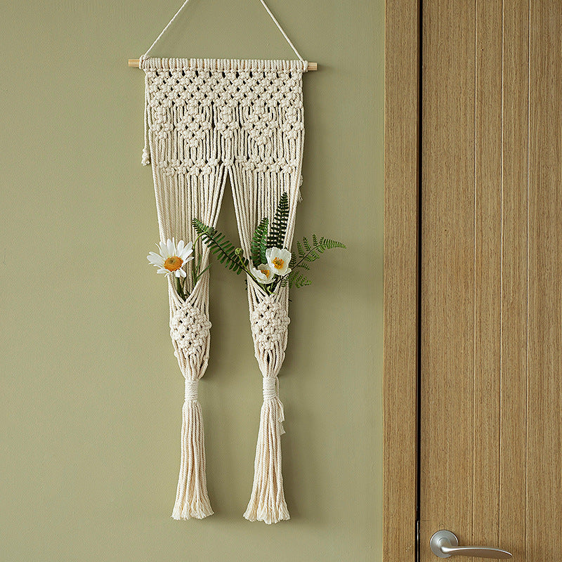 Makramee-Wandbehang mit geometrischem Dreifach-Quasten-Design und Holzstab Karnz