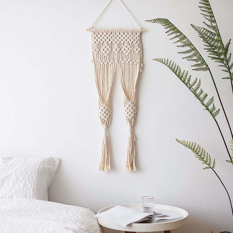 Makramee-Wandbehang mit geometrischem Dreifach-Quasten-Design und Holzstab Karnz