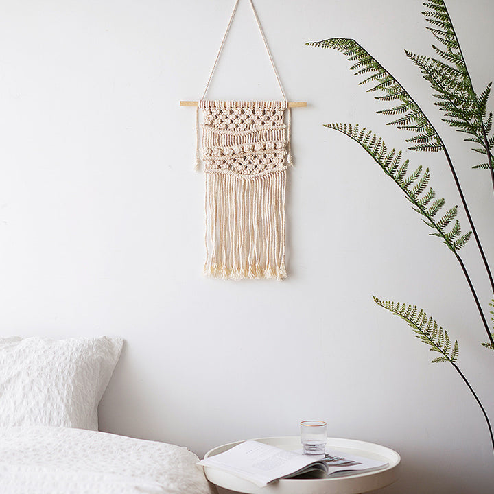Makramee-Wandbehang mit geometrischem Dreifach-Quasten-Design und Holzstab Karnz