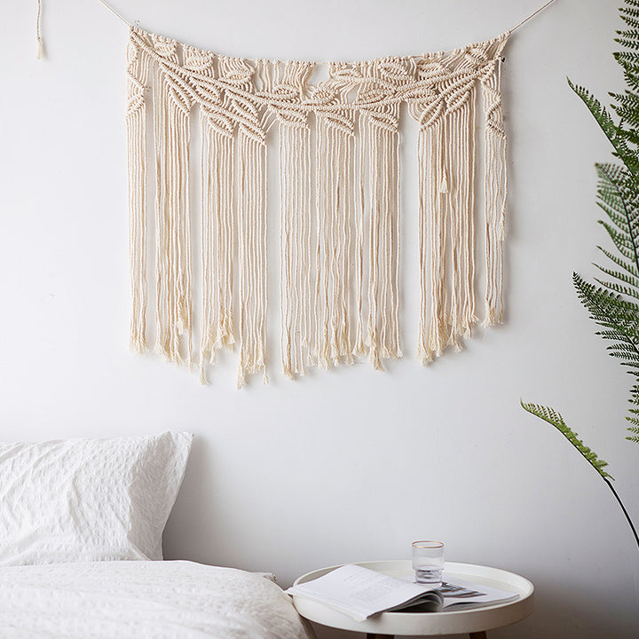 Makramee-Wandbehang mit geometrischem Dreifach-Quasten-Design und Holzstab Karnz
