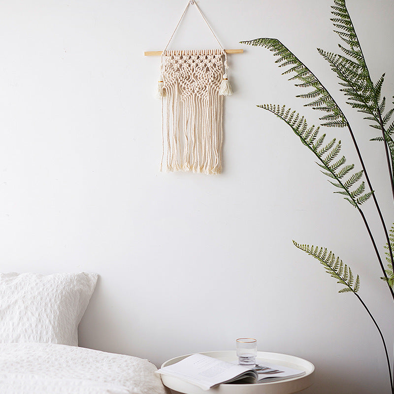 Makramee-Wandbehang mit geometrischem Dreifach-Quasten-Design und Holzstab Karnz