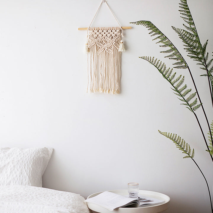 Makramee-Wandbehang mit geometrischem Dreifach-Quasten-Design und Holzstab Karnz