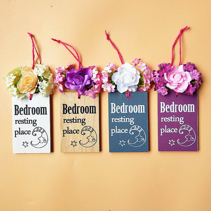 Dekoratives Schlafzimmer-Schild mit floralen Akzenten