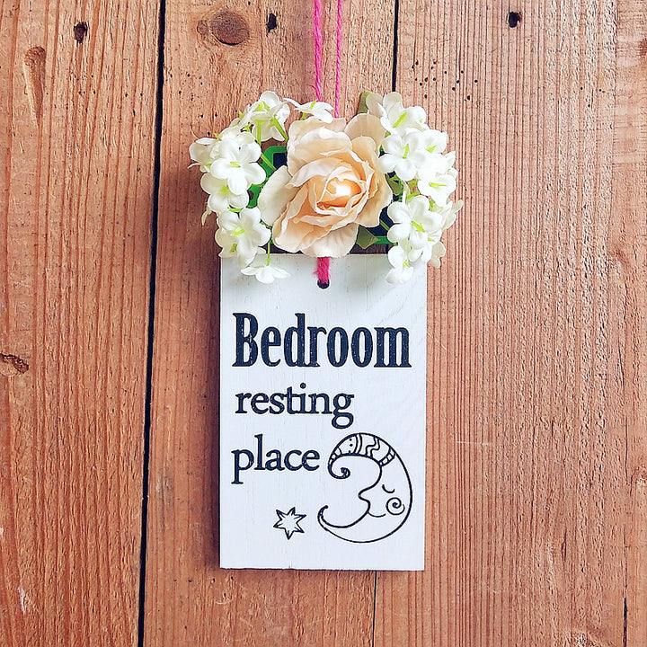 Dekoratives Schlafzimmer-Schild mit floralen Akzenten