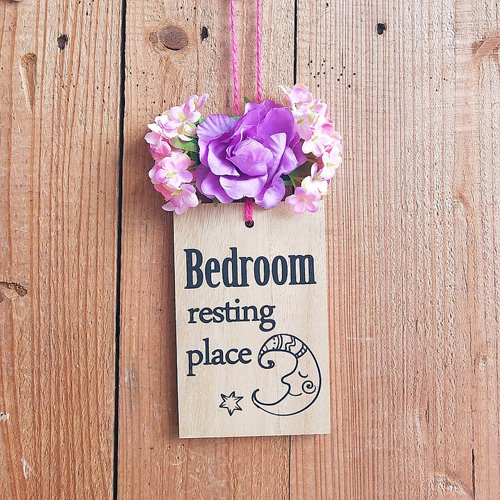 Dekoratives Schlafzimmer-Schild mit floralen Akzenten
