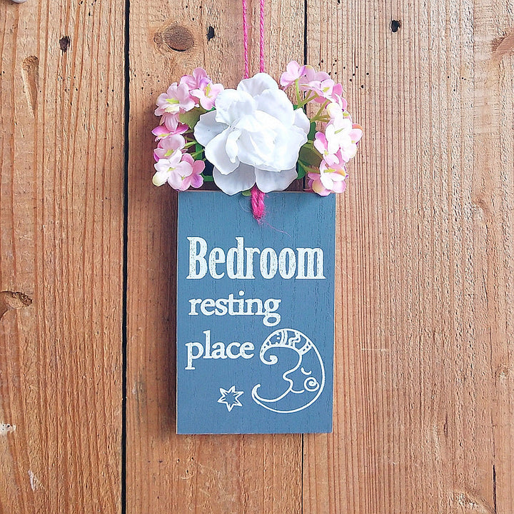 Dekoratives Schlafzimmer-Schild mit floralen Akzenten