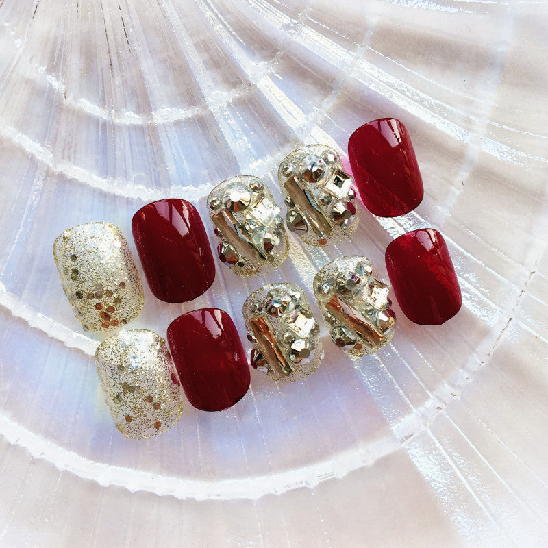 Kunstnägel mit luxuriöser Glitter- und Blumendesign Karnz
