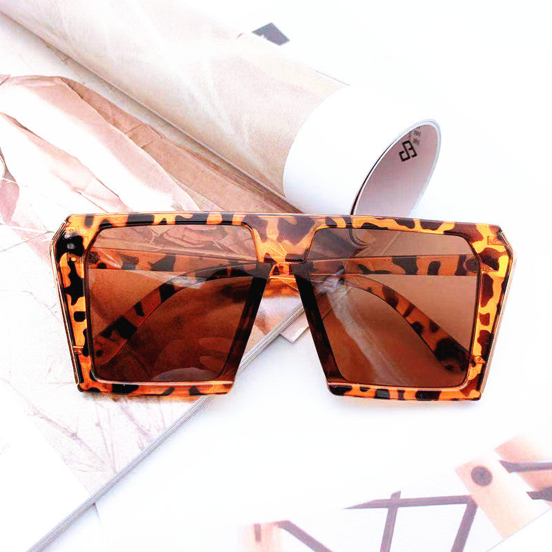 Damen stilvolle geometrische Sonnenbrille im kantigen Design Karnz